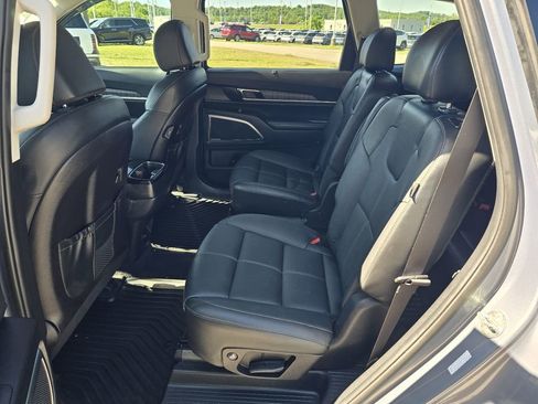 Used 2024 Kia Telluride SX w/ Towing Package FWD image 11