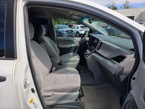 Used 2017 Toyota Sienna L FWD image 11