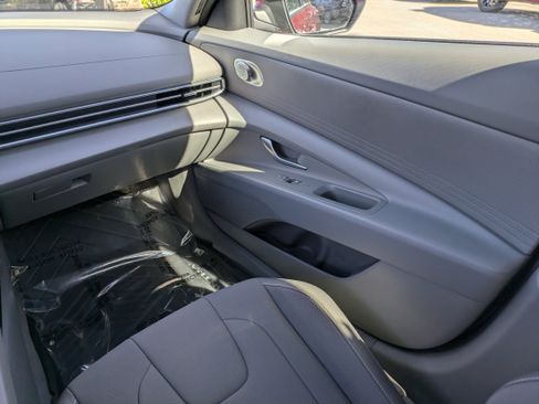 Used 2025 Hyundai Elantra Blue image 17