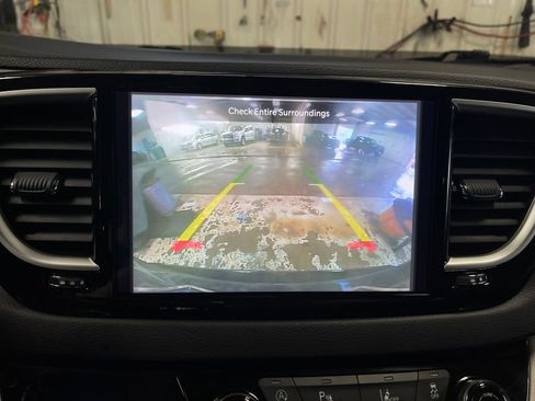Used 2023 Chrysler Pacifica Touring-L FWD image 25