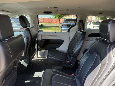 Used 2024 Chrysler Pacifica Touring-L FWD image 17