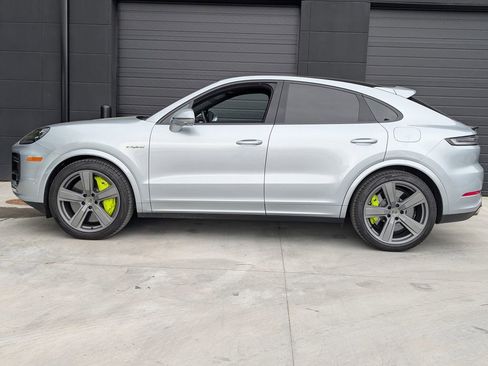 Certified 2025 Porsche Cayenne Turbo image 2