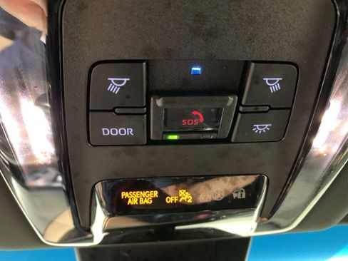 Used 2023 Toyota Venza XLE image 24