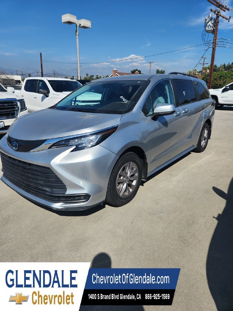 Used 2023 Toyota Sienna LE FWD image 2