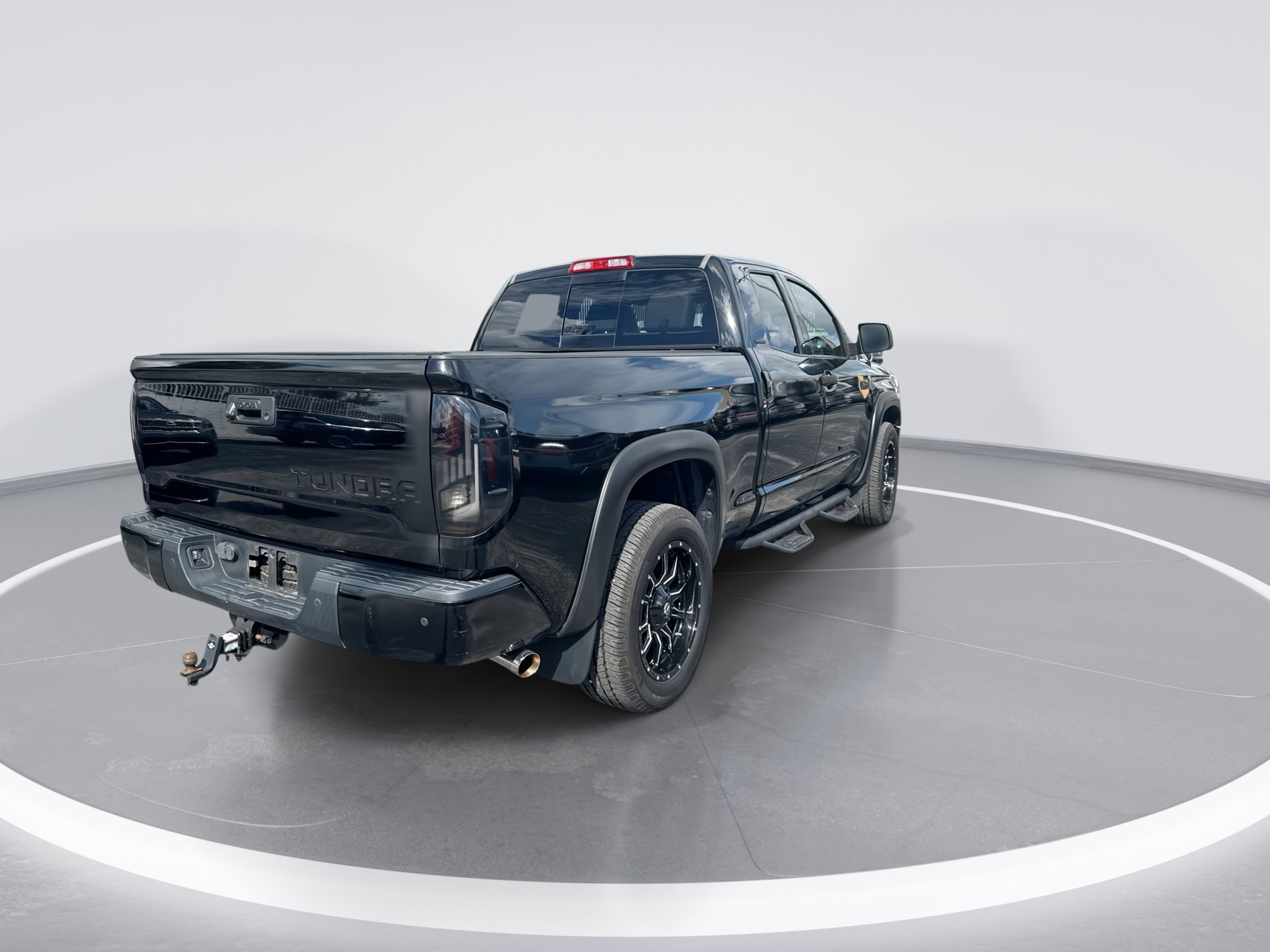 Used 2017 Toyota Tundra Limited w/ Limited Premium Package AWD/4WD image 4