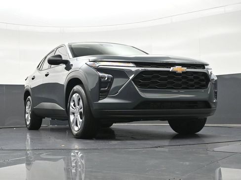 Used 2025 Chevrolet Trax LS FWD image 30