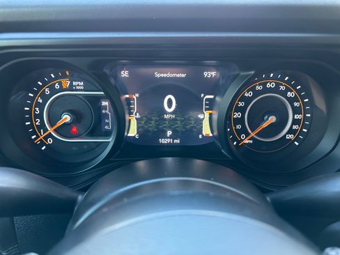 Used 2025 Jeep Gladiator Mojave w/ Convenience Group AWD/4WD image 10