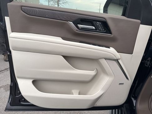 Used 2025 GMC Yukon Denali w/ Sun & Power Step Package image 10