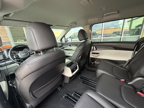 Used 2024 Kia Carnival LX image 32