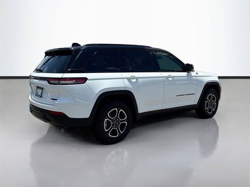 Used 2022 Jeep Grand Cherokee Trailhawk w/ Advanced Protech Group II AWD/4WD image 7