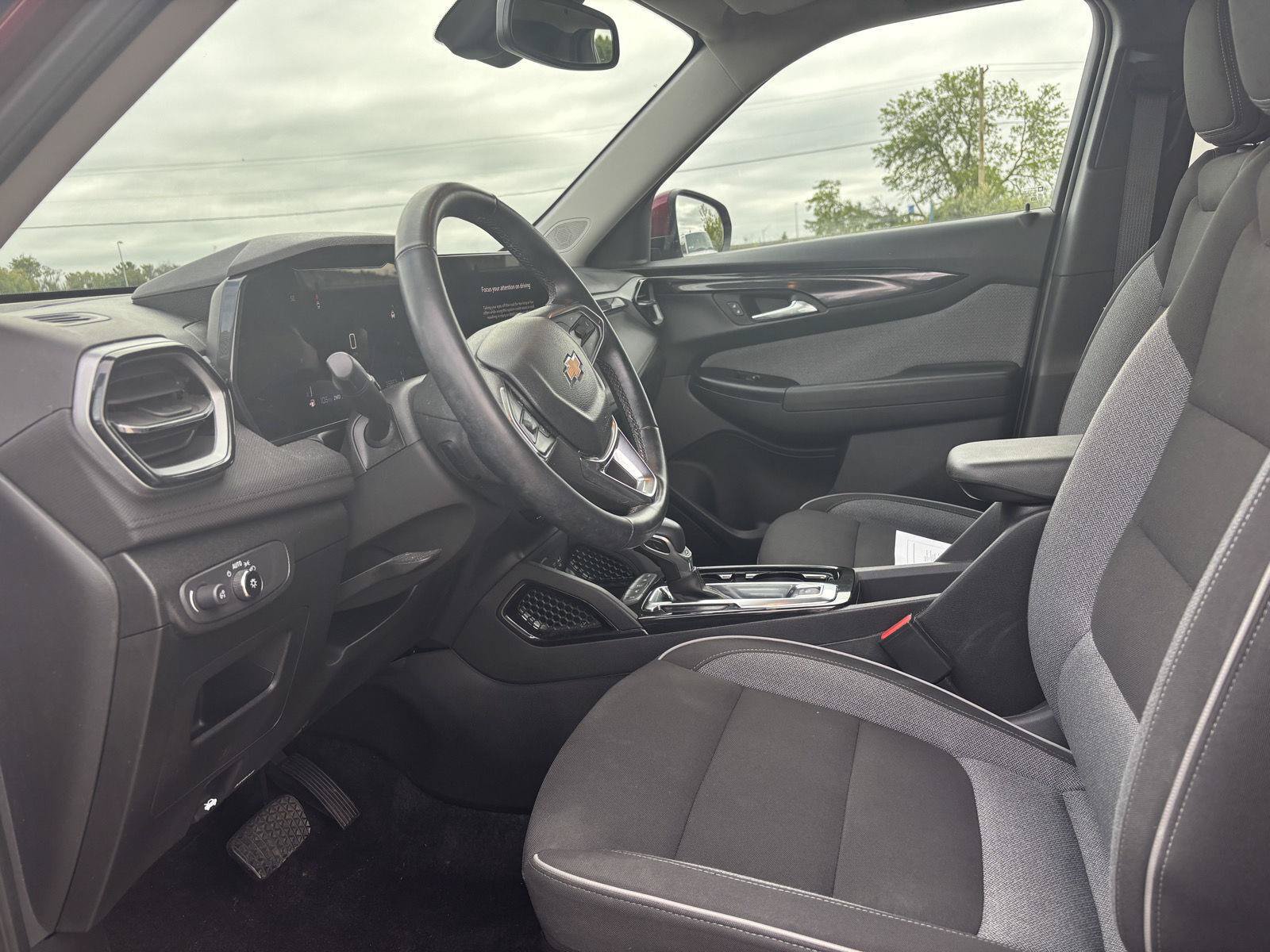 Used 2024 Chevrolet TrailBlazer LT w/ Convenience Package AWD/4WD image 14