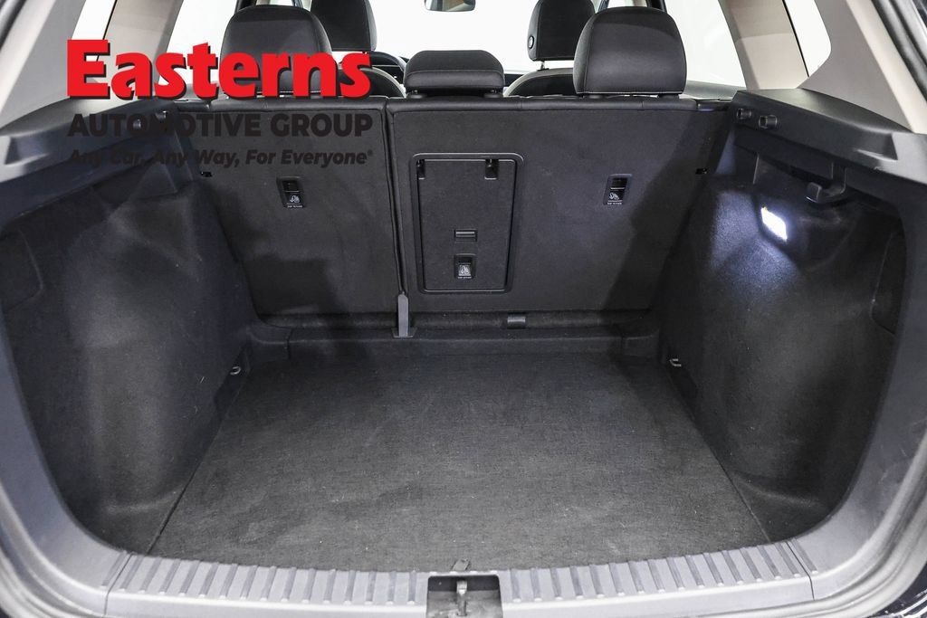 Used 2025 Volkswagen Taos SE FWD image 9