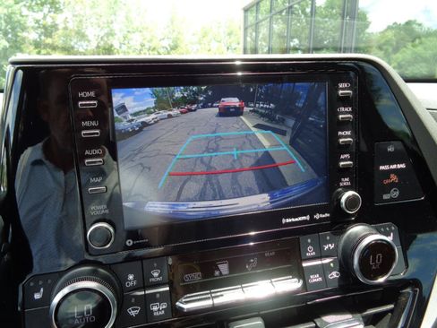 Used 2022 Toyota Highlander XLE AWD/4WD image 12