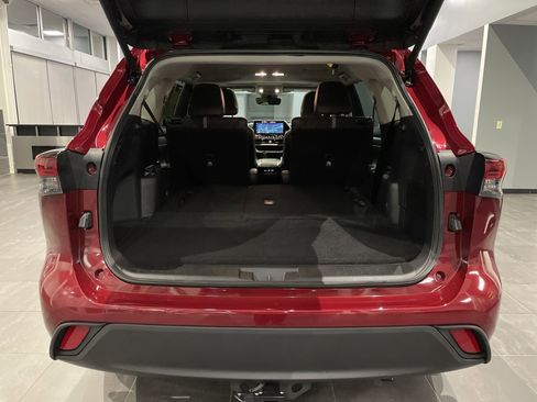 Used 2025 Toyota Highlander XLE image 36