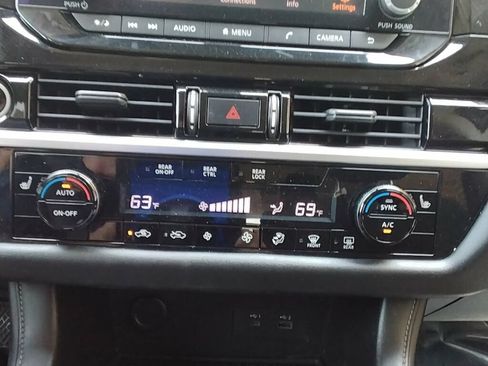 Used 2022 Nissan Pathfinder SV FWD image 24