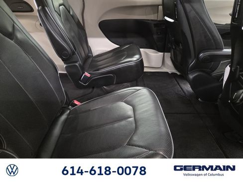 Used 2018 Chrysler Pacifica Limited w/ Tire & Wheel Group FWD image 23