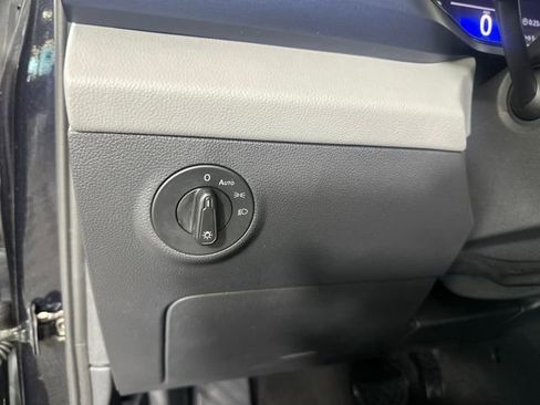 Used 2023 Volkswagen Taos SE w/ Panoramic Sunroof Package image 18