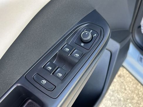 Certified 2025 Volkswagen Taos SE image 15