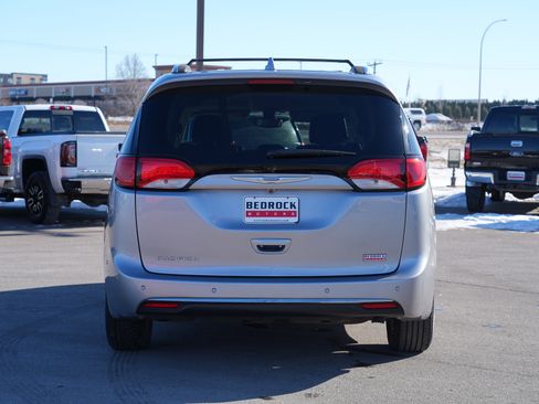 Used 2017 Chrysler Pacifica Touring-L Plus w/ Tire & Wheel Group image 4