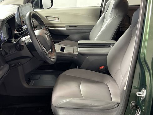 Used 2021 Toyota Sienna XLE image 13