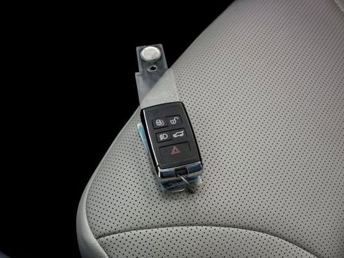 Used 2025 Land Rover Discovery Dynamic SE AWD/4WD image 76