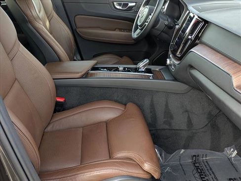 Used 2022 Volvo XC60 B5 Inscription image 22
