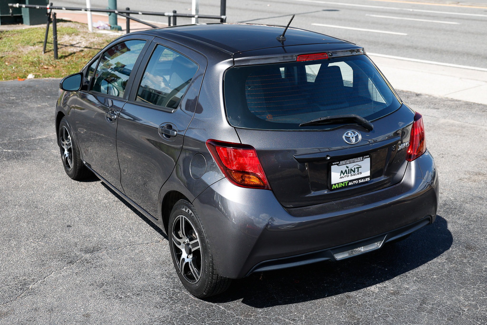 Used 2015 Toyota Yaris L FWD image 5