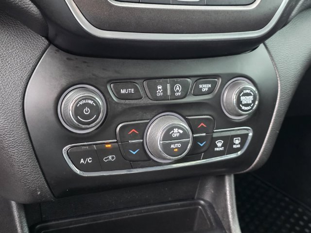 Used 2019 Jeep Cherokee Trailhawk AWD/4WD image 22
