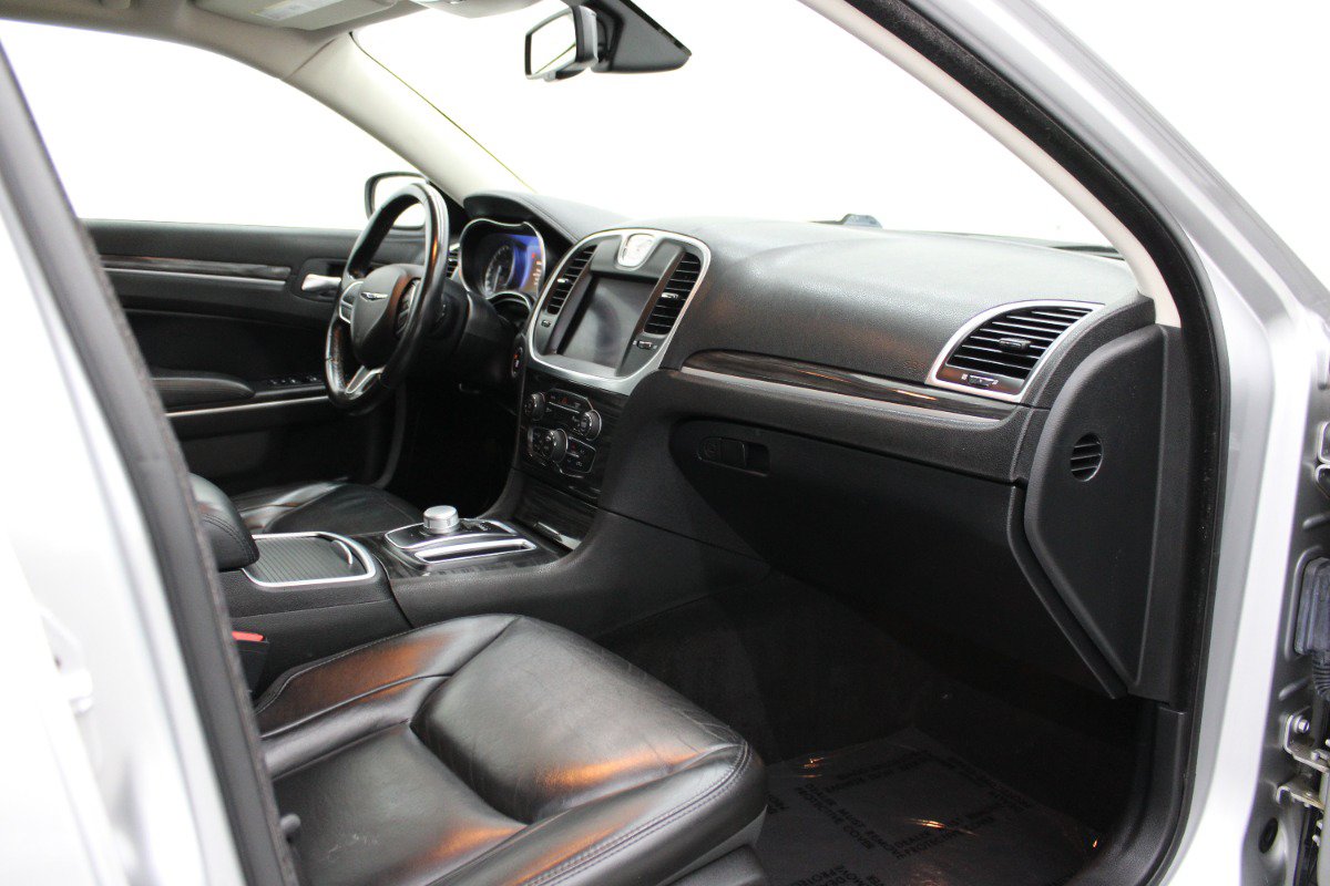 Used 2021 Chrysler 300 Touring L RWD image 10