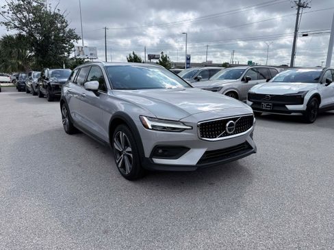 Certified 2025 Volvo V60 B5 Cross Country Plus AWD/4WD image 7