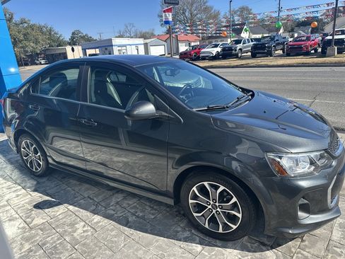 Certified 2018 Chevrolet Sonic LT w/ Convenience Package image 4