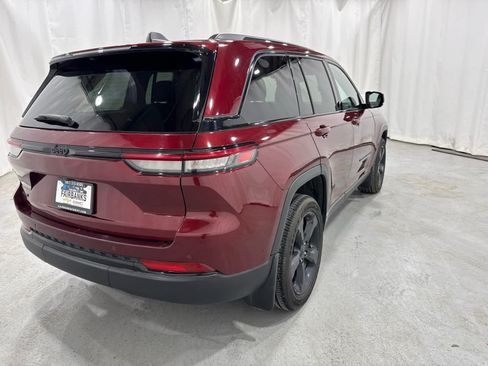 Used 2023 Jeep Grand Cherokee Altitude AWD/4WD image 5