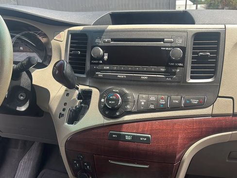 Used 2011 Toyota Sienna XLE FWD image 22