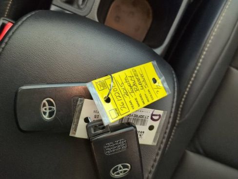 Used 2015 Toyota RAV4 Limited AWD/4WD image 31