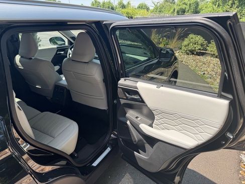 New 2025 Mitsubishi Outlander AWD image 14