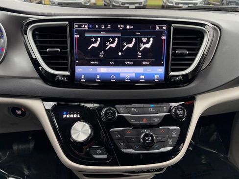 Certified 2024 Chrysler Pacifica Touring-L image 27