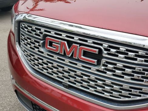 Used 2019 GMC Acadia Denali w/ Technology Package FWD image 10