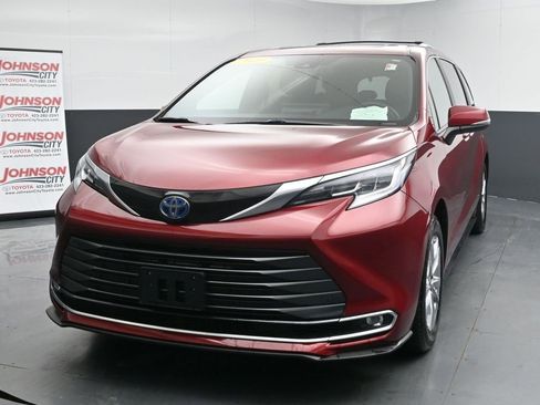 Used 2025 Toyota Sienna Limited image 4