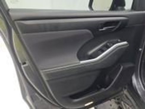 Used 2021 Toyota Highlander LE FWD image 9