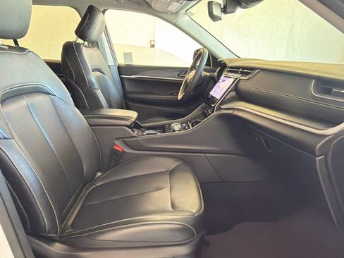 Used 2023 Jeep Grand Cherokee Limited w/ Black Appearance Package image 25