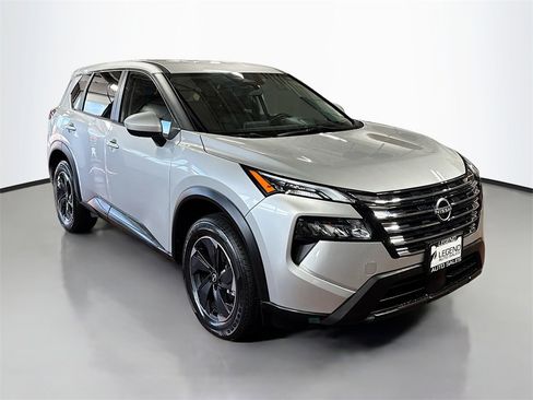 Used 2024 Nissan Rogue SV image 3