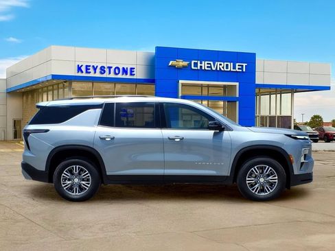 Used 2025 Chevrolet Traverse LT w/ Driver Confidence Package FWD image 8