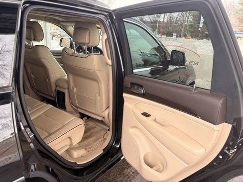 Used 2019 Jeep Grand Cherokee Overland AWD/4WD image 69