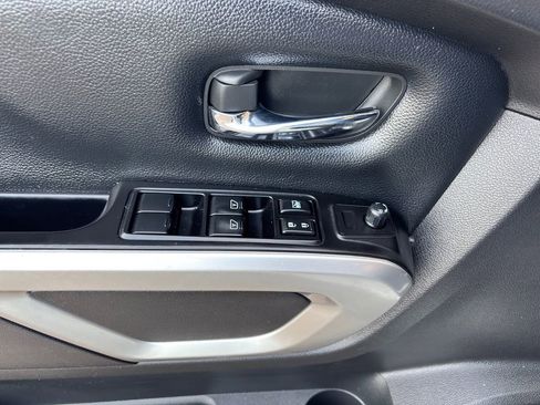 Used 2019 Nissan Titan SV image 28