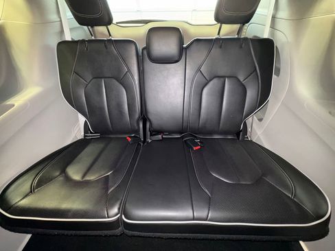 Used 2024 Chrysler Pacifica Limited FWD image 30