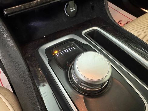 Used 2018 Chrysler 300 Limited AWD/4WD image 23
