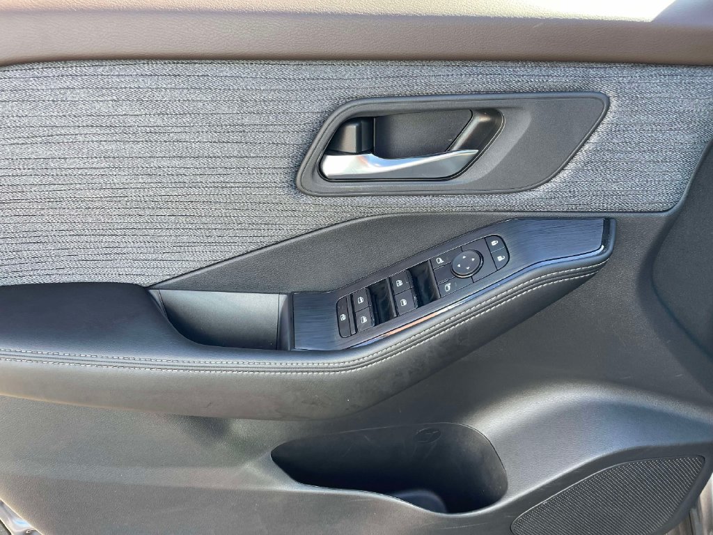 Used 2023 Nissan Rogue SV AWD/4WD image 18