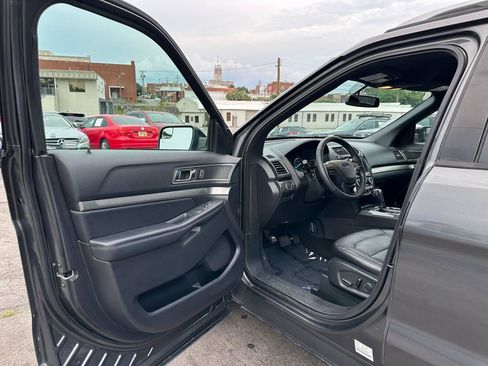 Used 2018 Ford Explorer XLT w/ Equipment Group 202A FWD image 13