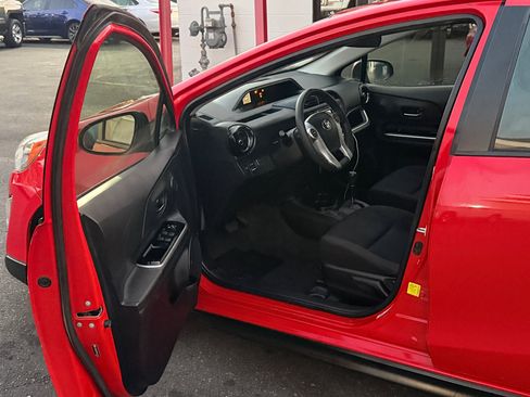 Used 2017 Toyota Prius C One image 10