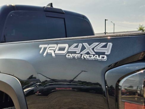 Used 2022 Toyota Tacoma TRD Off-Road w/ Technology Package AWD/4WD image 18